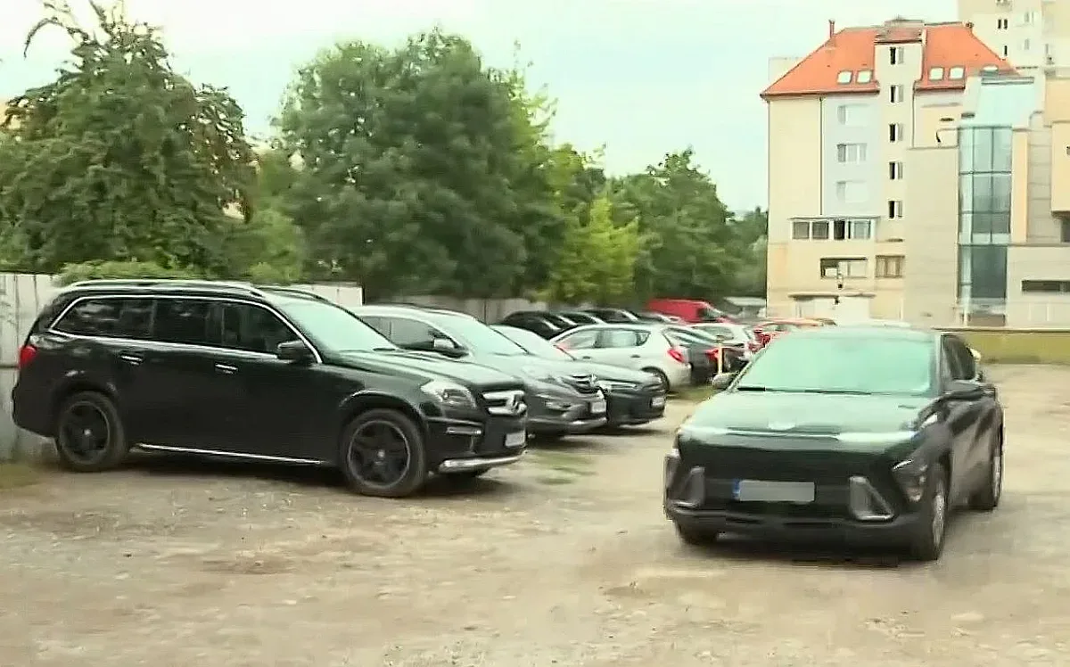 Столичен район на бунт! Двор на училище стана паркинг