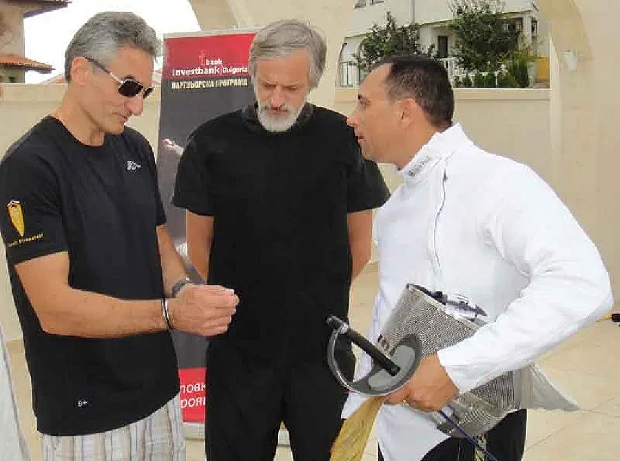 Легендата Етрополски учи баровци на сабя