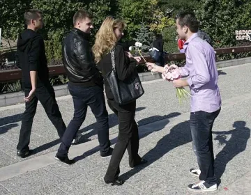 Роми раздават цветя за толерантност в София 