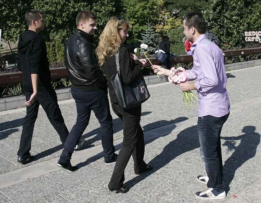 Роми раздават цветя за толерантност в София 