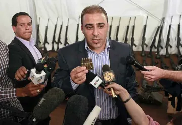 Хванаха гласа на Кадафи в рокля