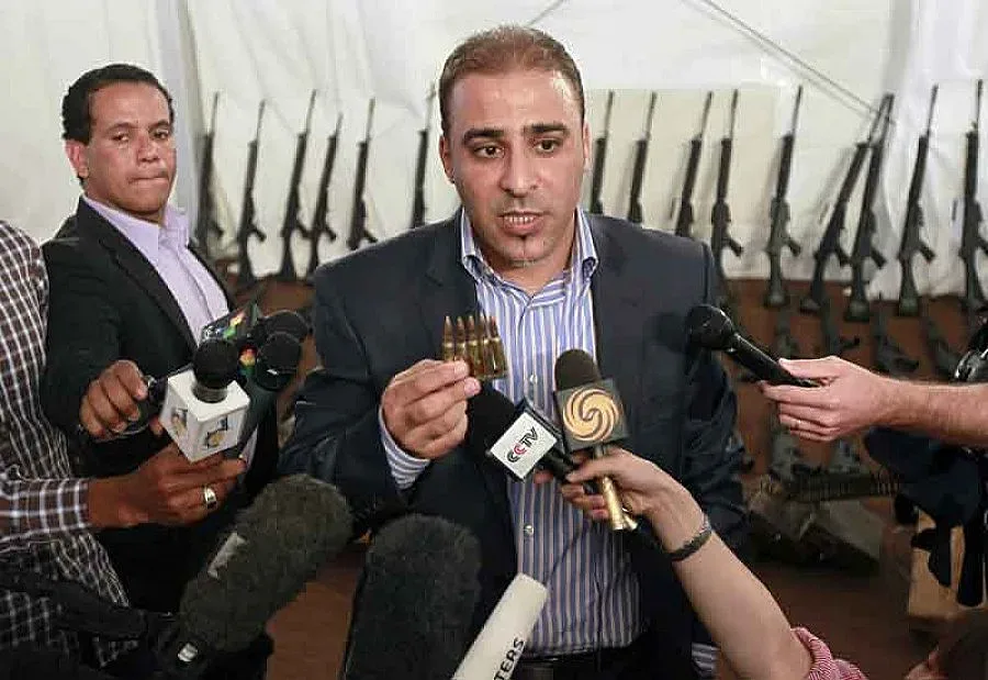 Хванаха гласа на Кадафи в рокля