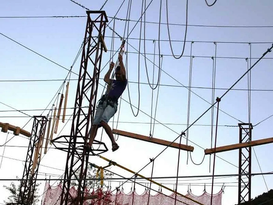 Хлапета окупираха въжен парк