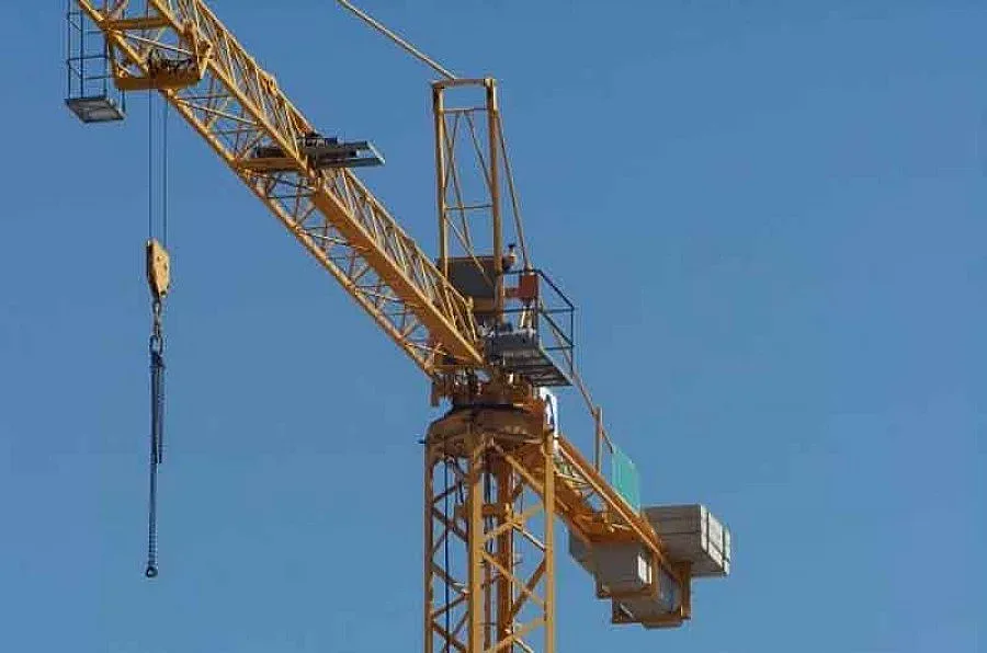 Кран се срути върху родилен дом 