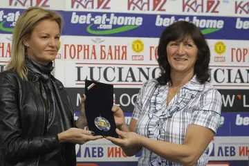 Цветя, злато и сребро за ЧРД на Донкова