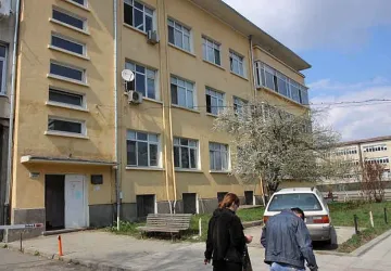 Режат трупове с лозарски ножове