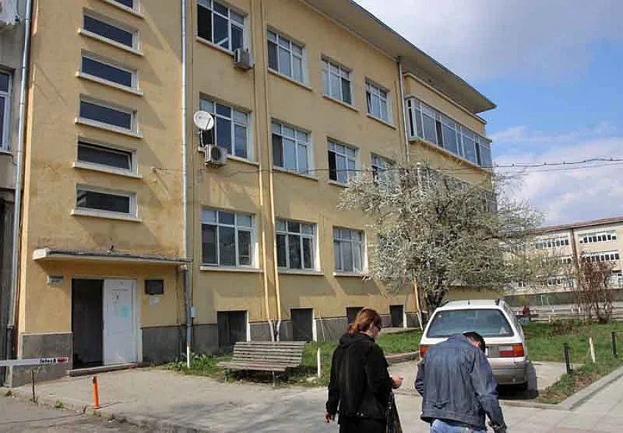 Режат трупове с лозарски ножове