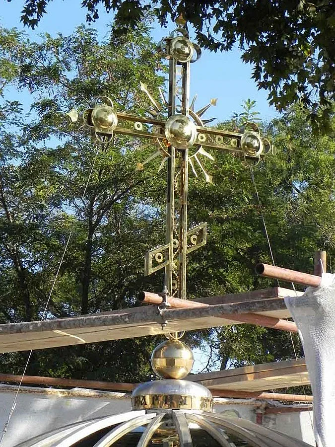 В Созопол пристигна 3-метровият златен кръст 