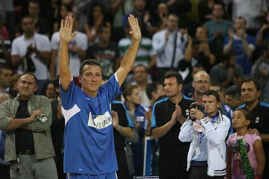 Жоро Младенов окачи №12 на бляскав бенефис