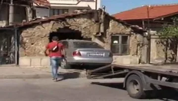 Кола влетя в къща в Дупница