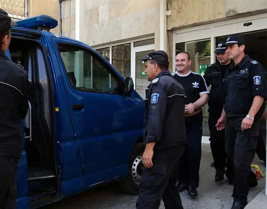 Адвокат заряза "Килърите", бил под натиск