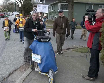 Пешеходец обикаля 11 години света (видео)