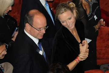 Принц Албер слага рога на жена си 