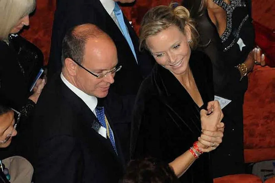 Принц Албер слага рога на жена си 