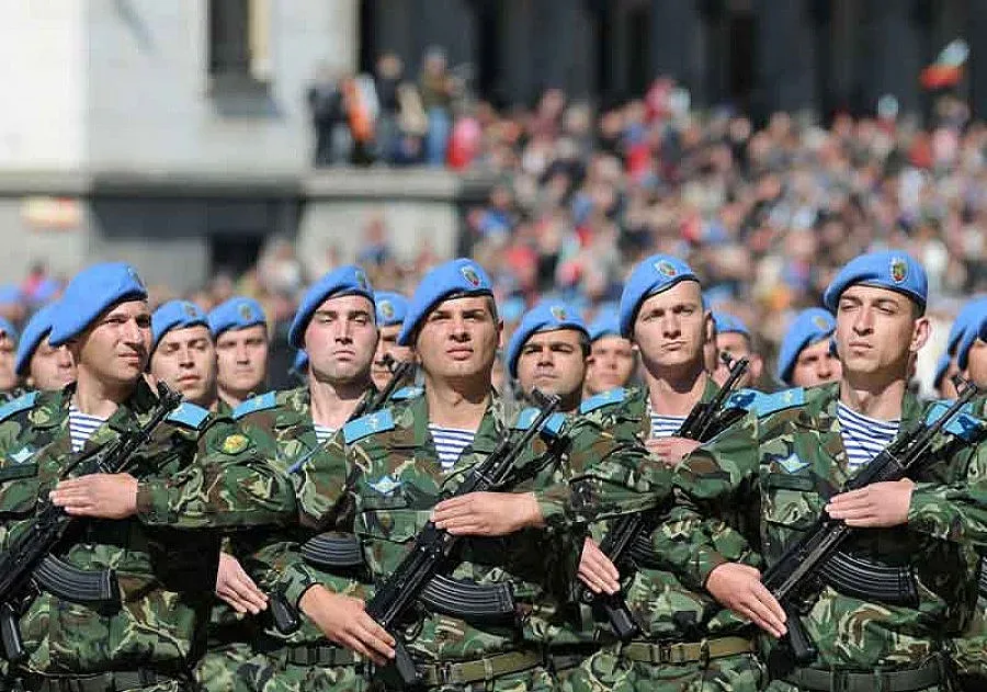 Дядо Коледа идва по-рано в армията  