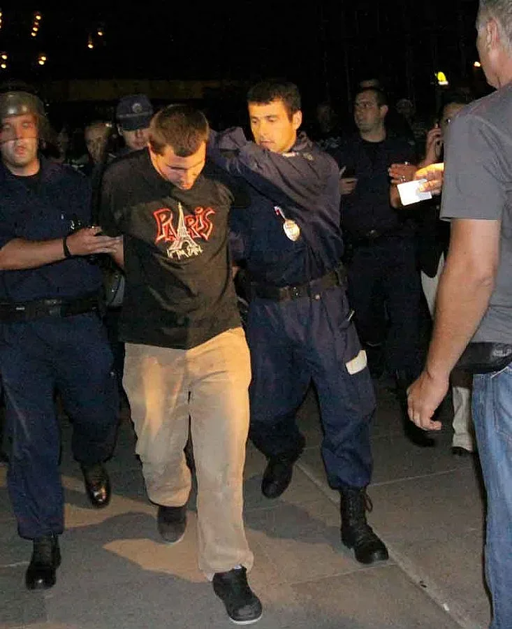 Непълнолетни напълниха арестите след шествията