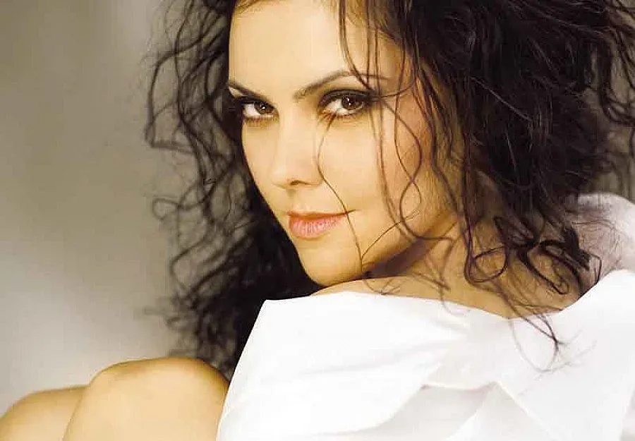 Светла Иванова вади книга и албум, докато чака момиче