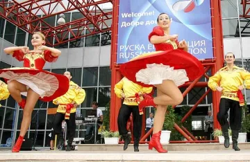 Посрещнаха Бойко с руски танци на панаира