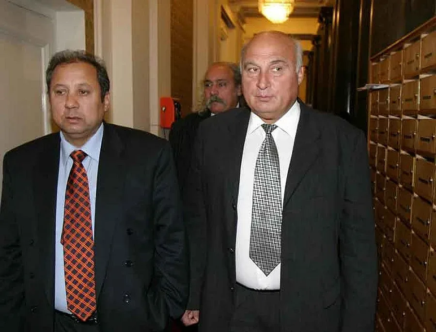 Мешерето: Обесете Цар Киро