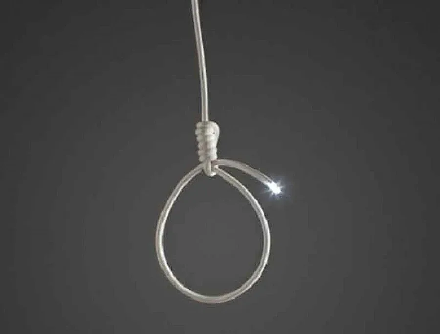 Откриха обесена жена в дома й