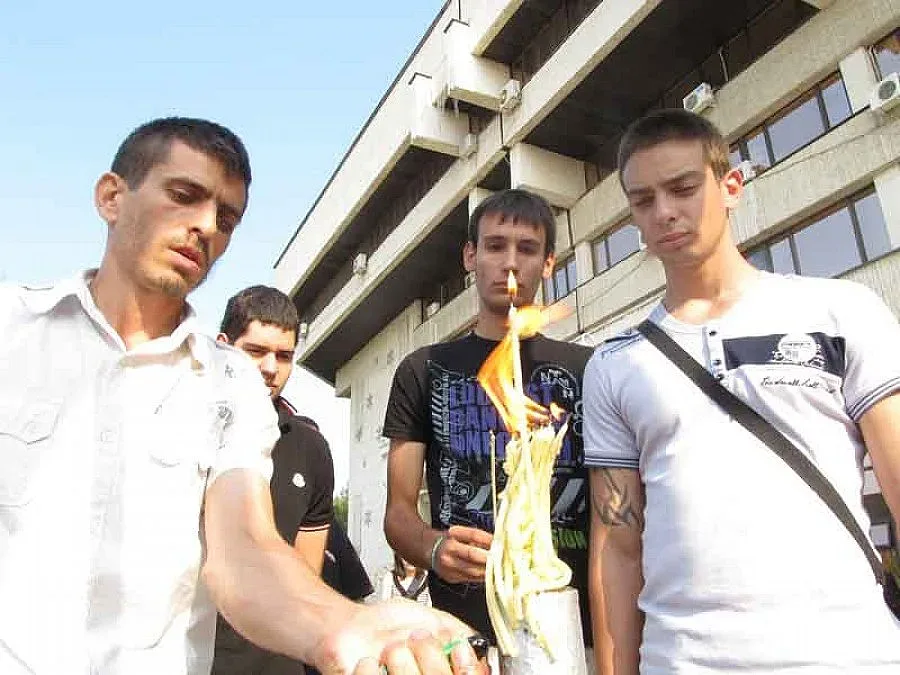 Пловдив почете двете момчета на колене