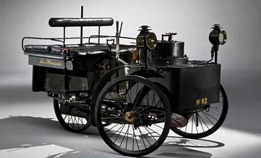 Продават най-старата кола в света
