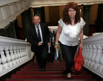 Илияна Йотова върти оранжев велоергометър