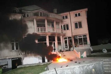 Катуница в пламъци, фенове атакуват Цар Киро 