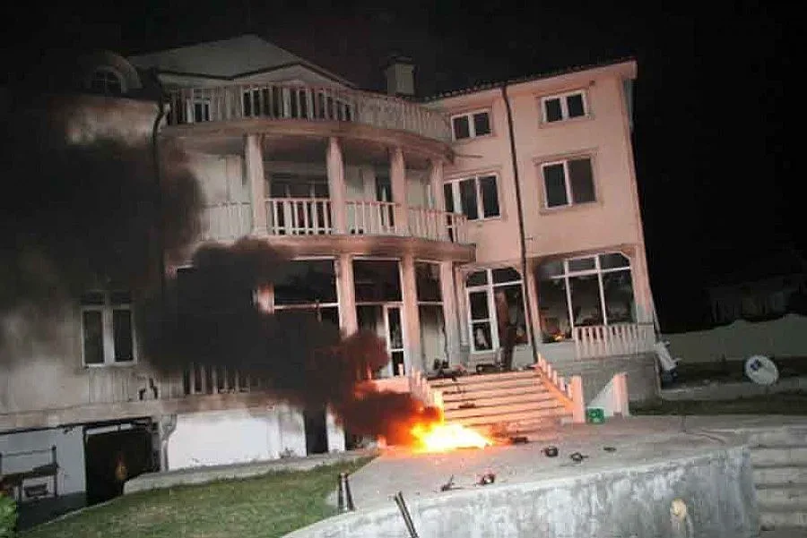 Катуница в пламъци, фенове атакуват Цар Киро 