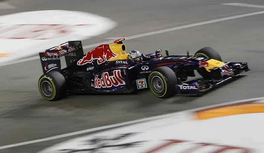 Фетел пред всички и на "Марина Бей"