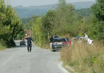 Издирването на тройния убиец продължава