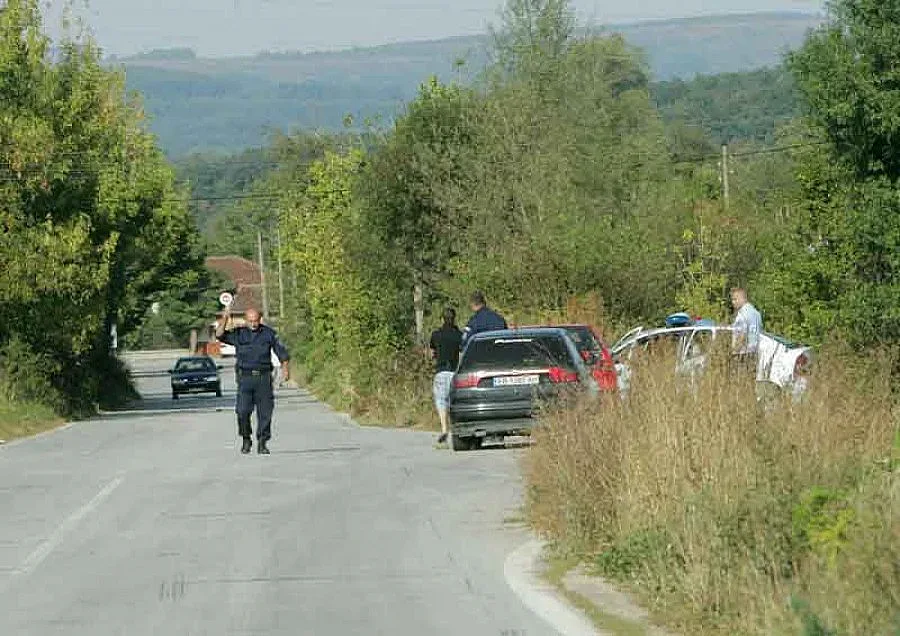 Издирването на тройния убиец продължава