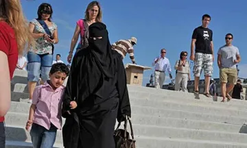 Първи глоби във Франция за забулени жени