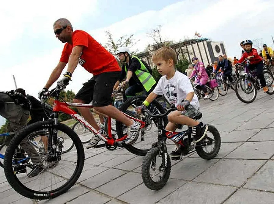 300 столичани въртяха педали 