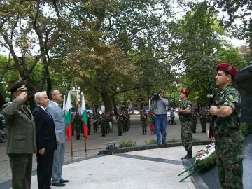 Политиците повече от гражданите на празника