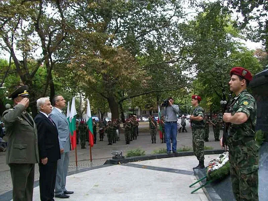 Политиците повече от гражданите на празника
