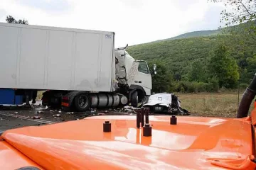 Камиони с асфалт и шампанско се размазаха