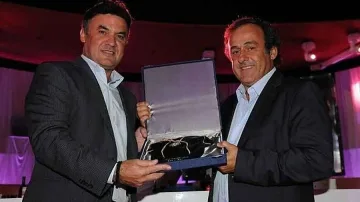 УЕФА награди Боби Михайлов за "Клуб 100"