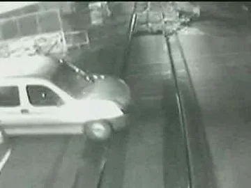 Влак отнесе пикап, шофьорът невредим (видео)