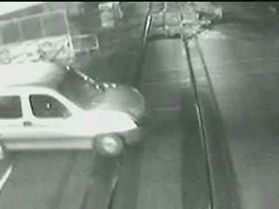 Влак отнесе пикап, шофьорът невредим (видео)