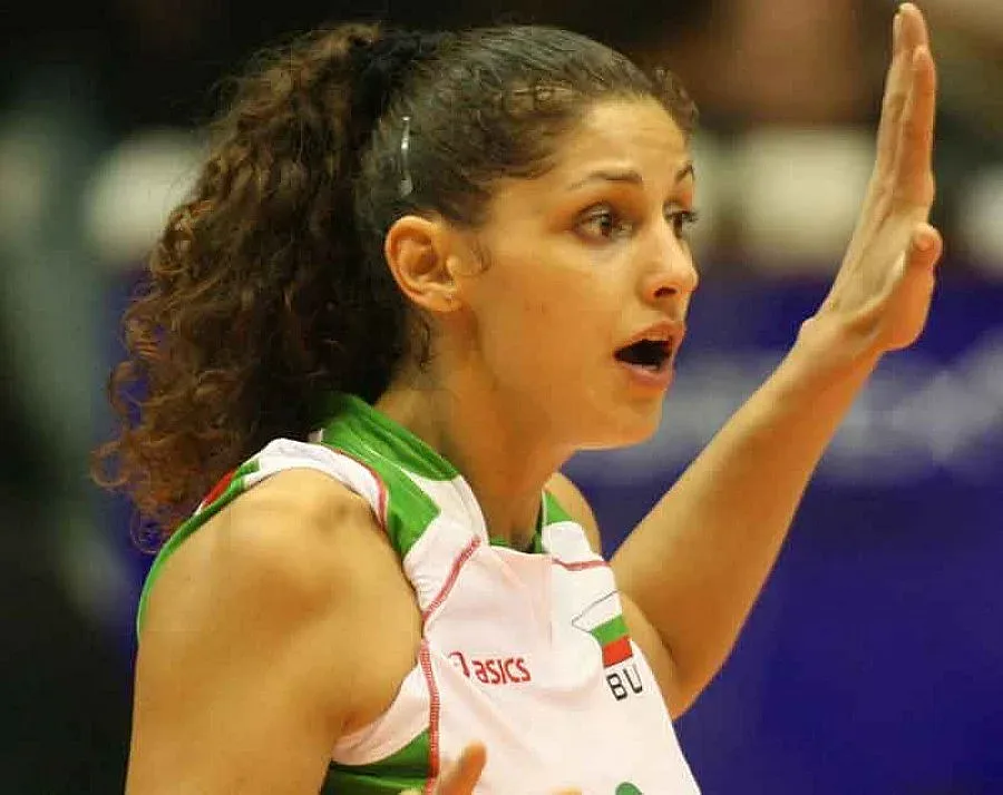 Одрусаха с 5000 евро волейболистка