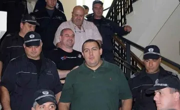 Сумиста и Туцо оковани с пранги за крака