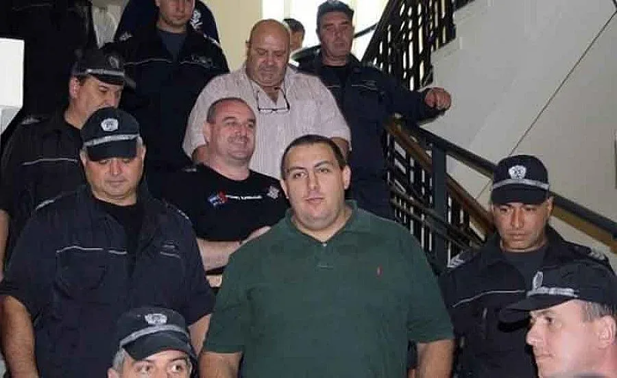 Сумиста и Туцо оковани с пранги за крака