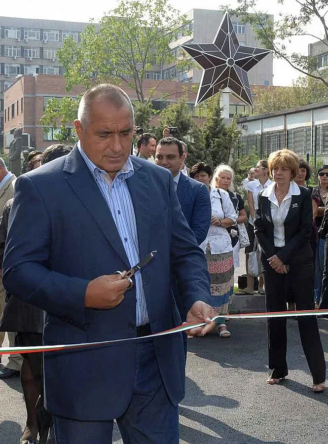 Бойко открива път и детска градина