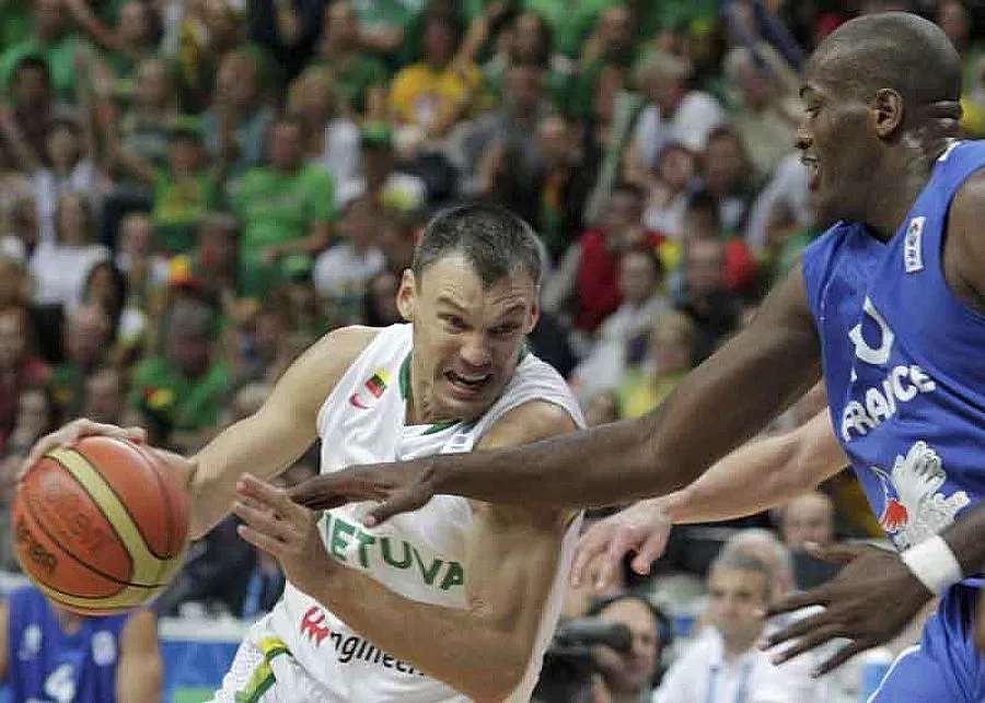 Жоро Младенов срещу ас от НБА