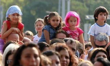 Чиновници клекнаха пред златотърсачите