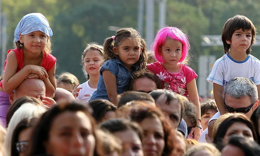 Чиновници клекнаха пред златотърсачите