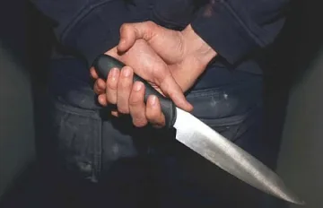 Син заби нож в гърба на майка си