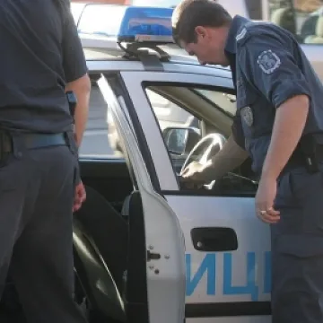 Син утрепа с прът болния си баща