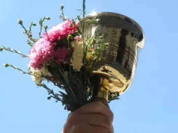 Бие първият училищен звънец
